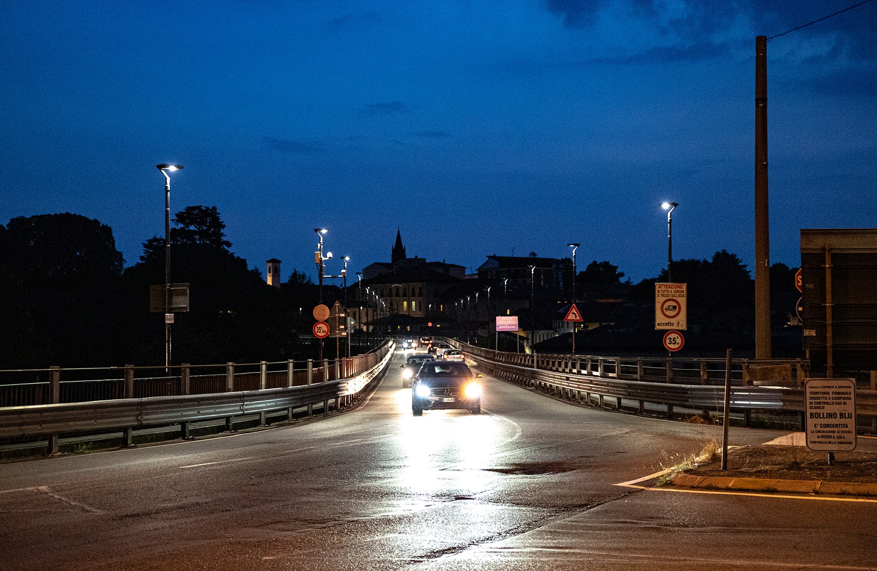 Illuminazione del ponte sul fiume Adda